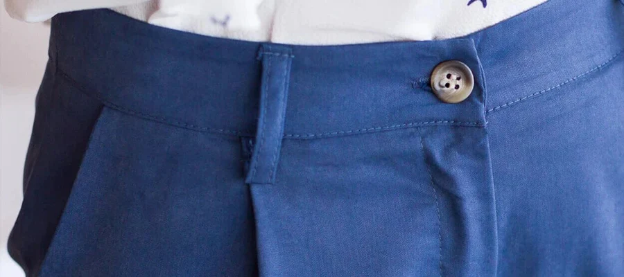 Cómo combinar un pantalón azul marino
