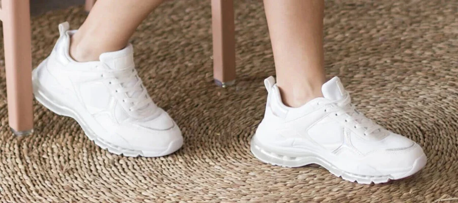 Cómo combinar unas zapatillas blancas